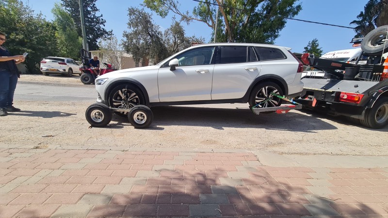 רכב פנאי לבן מורם על דולי גרירה