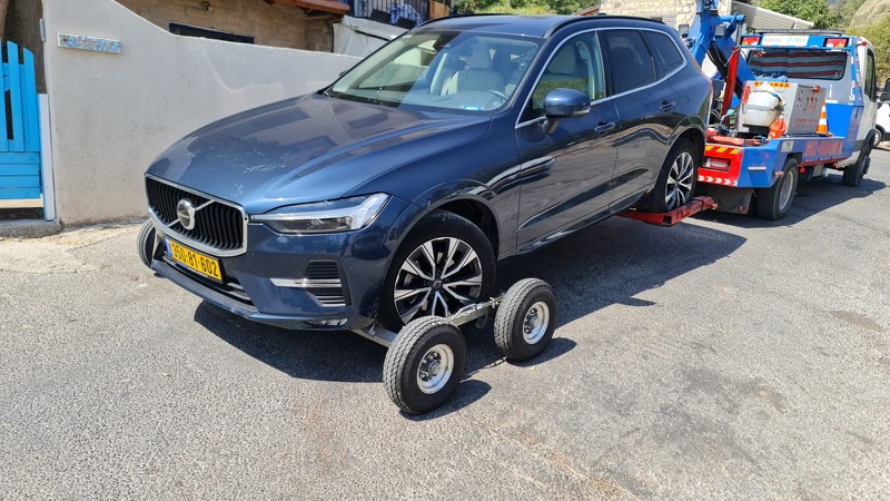 רכב וולוו מורם על דולי גרירה