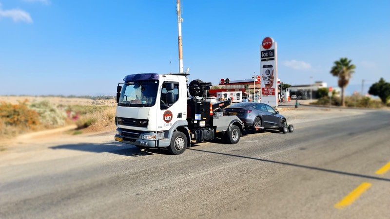 משאית גרר גוררת רכב שירות בכביש